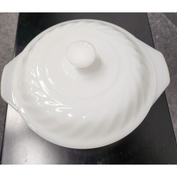 VTG Anchor Hocking Fire King Milk Glass 1.5 qt Lidded Casserole Dish Ovenware - Picture 2 of 9
